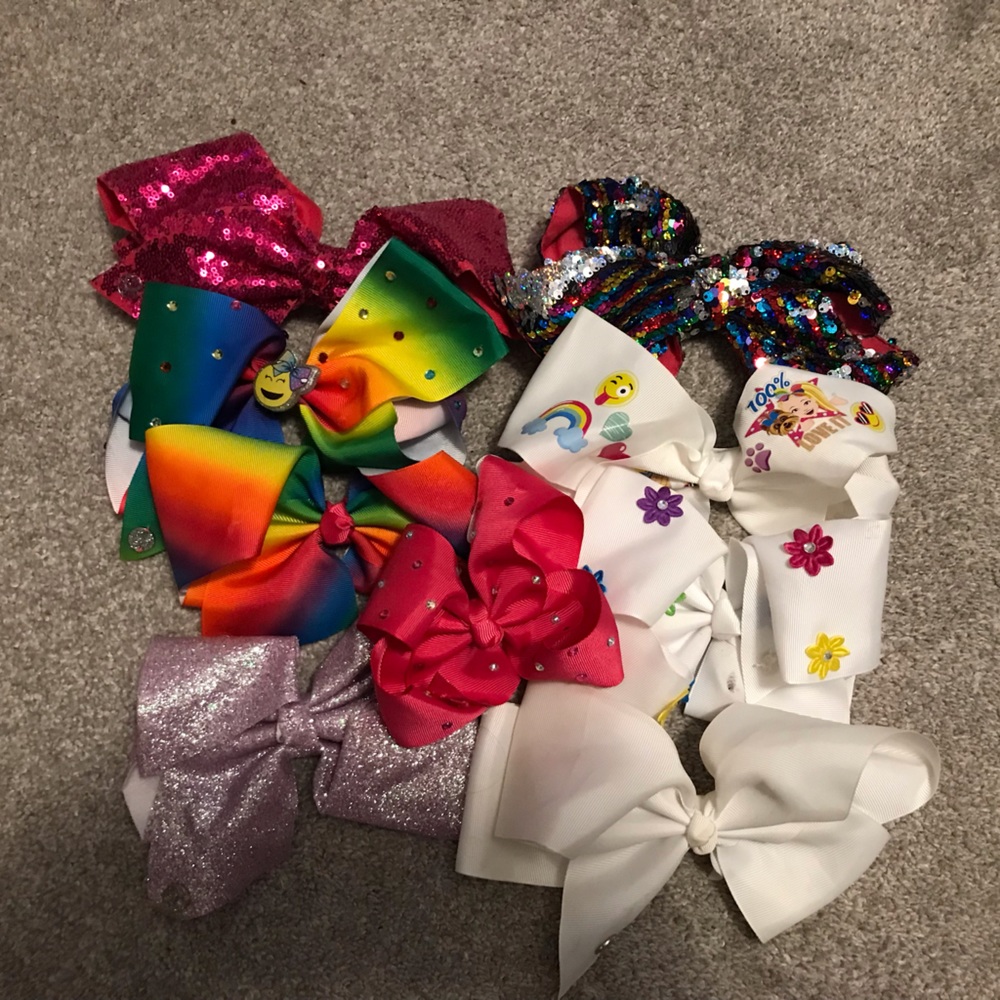 A bunch of jojo siwa bows